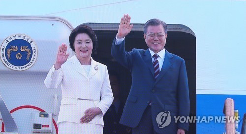 Tổng thống Moon Jae-in và phu nhân Kim Jung-sook vẫy chào từ cửa chuyên cơ trước khi lên đường đến Bình Nhưỡng. Ảnh: Yonhap