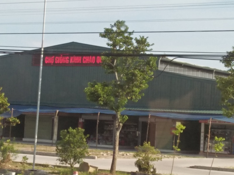 Công trình Chợ Giống (Cổ Dũng, Kim Thành, Hải Dương) xảy sai phạm ngay từ khi khởi công, nay vẫn nghiễm nhiên đưa vào hoạt động bất chấp có ý kiến phản đối trong dân. Ảnh chụp trưa 7/9. 