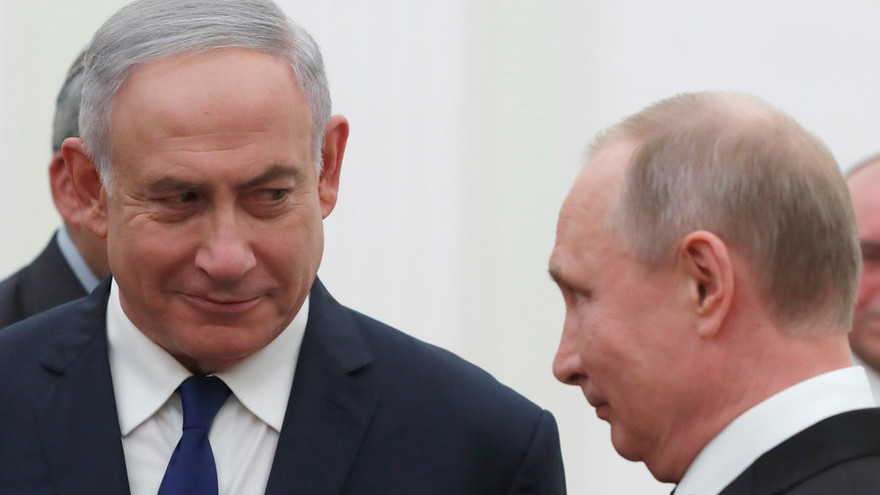 Tổng thống Nga Putin (phải) và Thủ tướng Israel Netanyahu (trái). Ảnh: Reuters