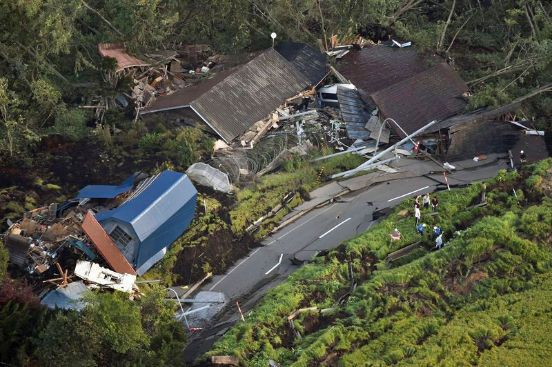 Đồi núi sạt lở, đường nứt toác sau trận động đất sáng 6/9. Ảnh: AP