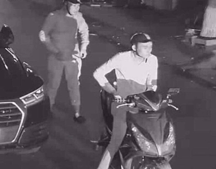 Cặp đôi vặt gương được camera an ninh ghi lại. Ảnh cắt từ video clip