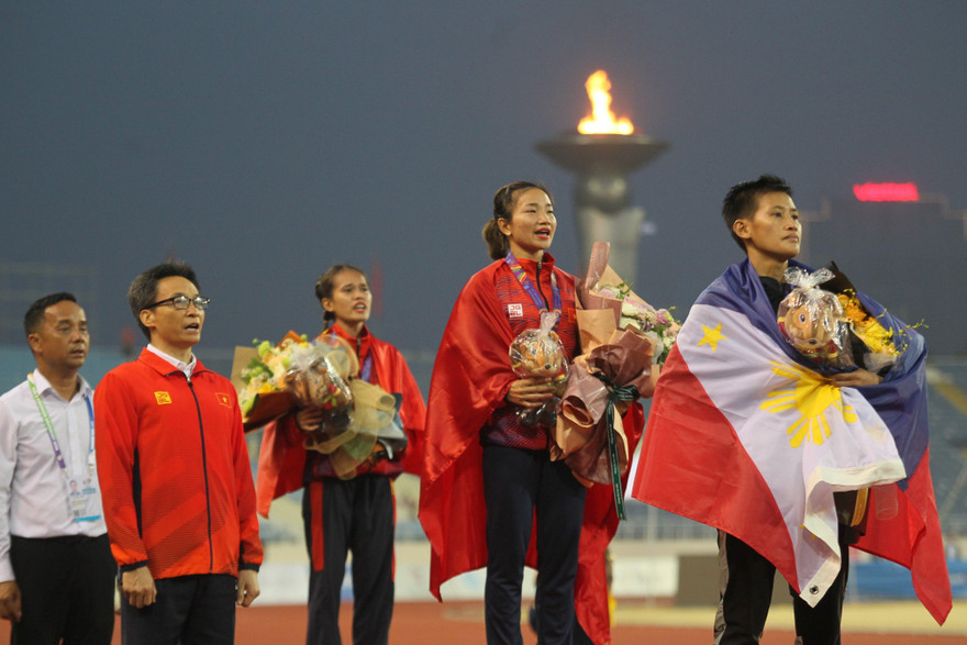 Phó thủ tướng Vũ Đức Đam trao HCV SEA Games cho Nguyễn Thị Oanh, Nguyễn Huy Hoàng 