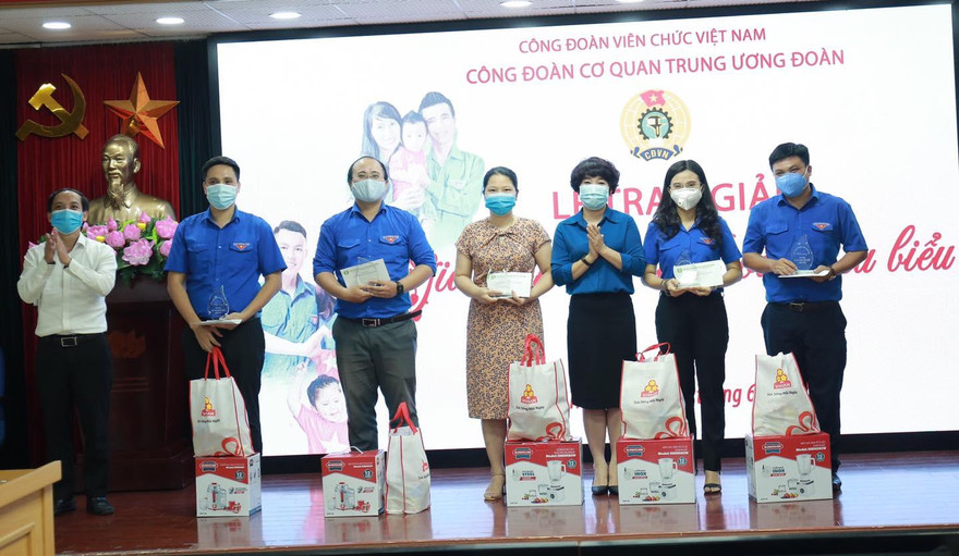 Công đoàn tôn vinh gia dình cán bộ Đoàn tiêu biểu 2021