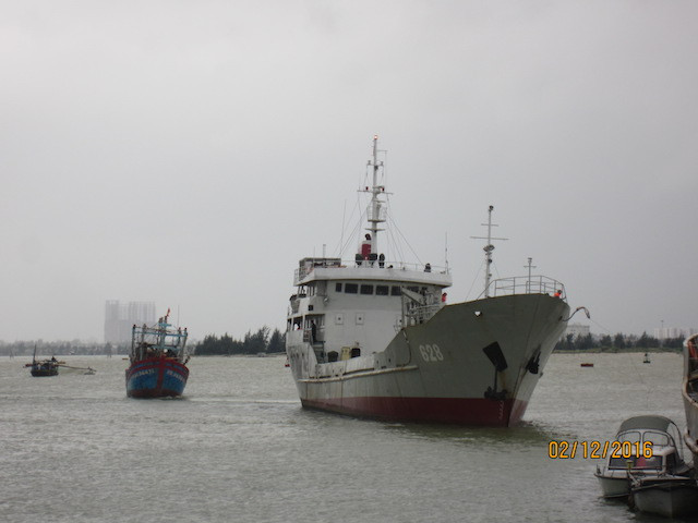 Tàu 628 của Vùng 3 Hải quân lai kéo tàu cá BĐ 96344 TS vào cảng. Ảnh: Hải quân Vùng 3 cung cấp.