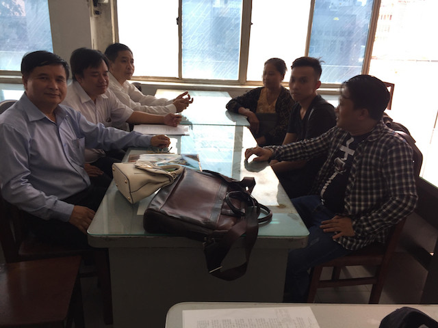 Đại diện pháp luật cho ông Caracciolo David John (trái) cùng phía nhà hàng tại buổi làm việc ngày 30/11 ở Công an quận 1 (TPHCM). Ảnh luật sư Trương Xuân Tám cung cấp.