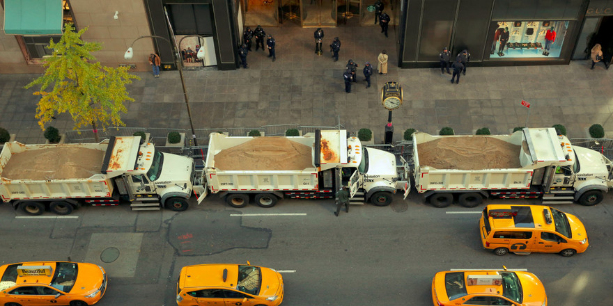 Xe tải cát đậu xung quanh tháp Trump trong ngày bầu cử 8/11 vừa qua.