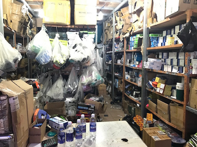 Hàng ngàn linh kiện điện tử nhập lậu bị phát hiện.