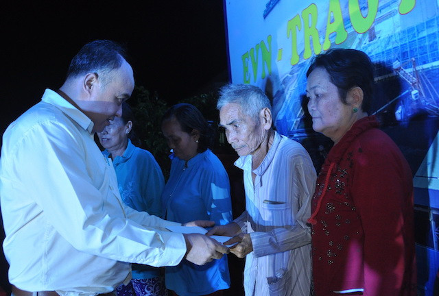 Lãnh đạo Cty Nhiệt điện Duyên Hải tặng quà