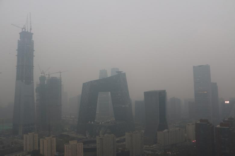 Các tòa nhà ở Bắc Kinh chìm trong khói bụi. Ảnh: Reuters