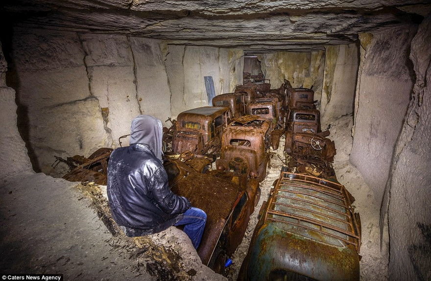 Phát hiện hàng chục xe hơi giấu trong hang đá suốt 70 năm