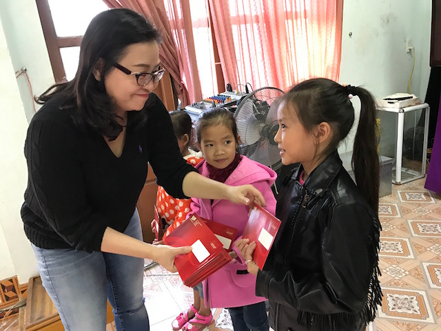 Chị Hồ Thị Ánh Nga - Giám đốc Văn phòng Hệ thống Anh văn Hội Việt - Mỹ trao học bổng cho học sinh.