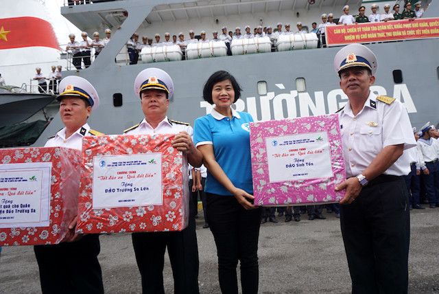 Chị Thu Hương trao quà cho bộ đội Trường Sa