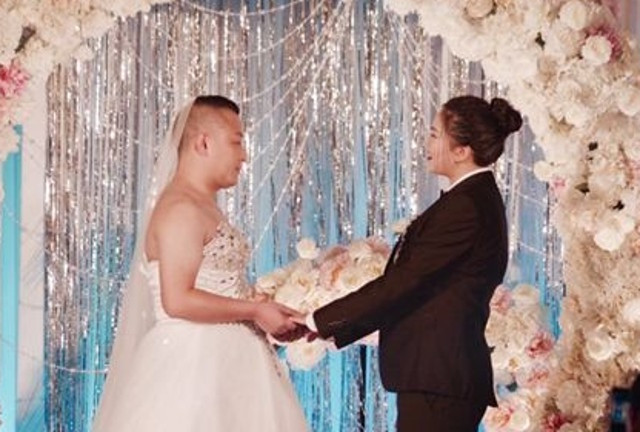 Sợ lộ béo, cô dâu đòi mặc vest để chú rể... mặc váy