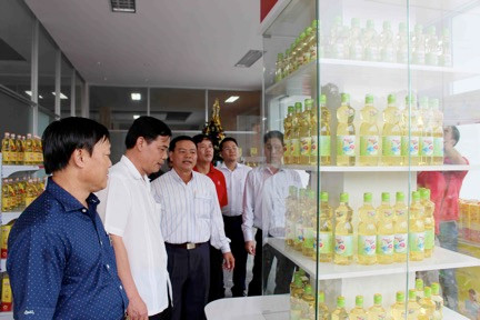 Bộ trưởng Nguyễn Xuân Cường (thứ 2, bên trái) tham quan showroom trưng bày dầu ăn cao cấp Ranee