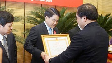 Bí thư Thành ủy Hà Nội Hoàng Trung Hải trao huân chương cho Chủ tịch UBND TP Nguyễn Đức Chung