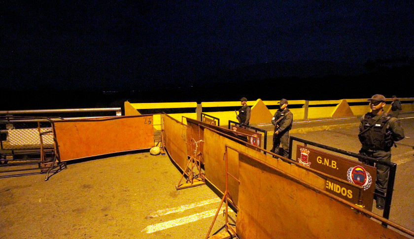 Lực lượng canh phòng biên giới của Venezuela đứng gác tại khu vực biên giới với Colombia. Ảnh: AFP, chụp đêm 12/12. 