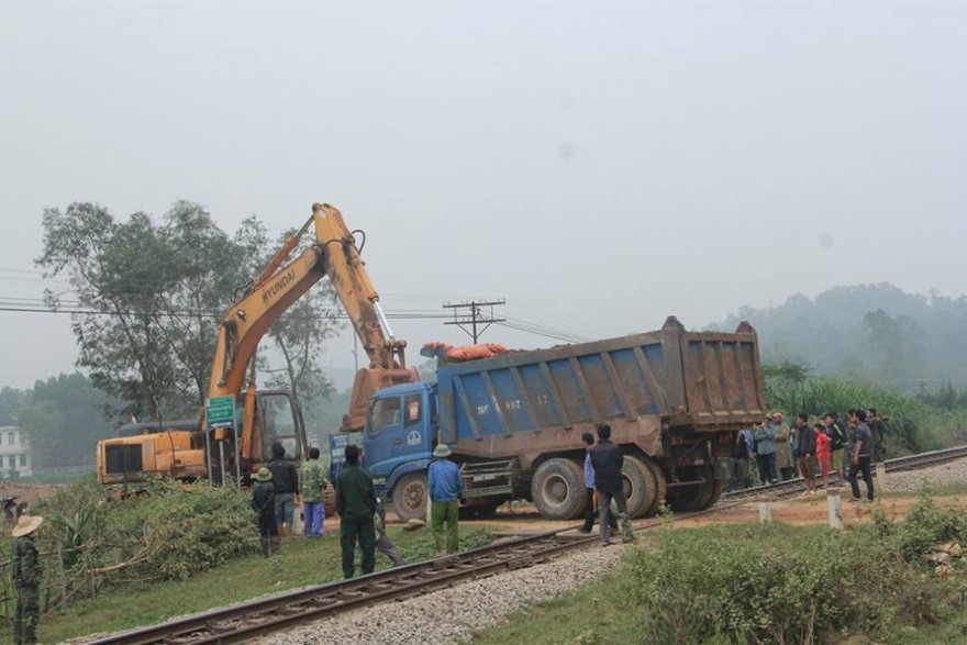 Chiếc xe tải bị gãy trục nằm trên đường sắt Bắc - Nam. 