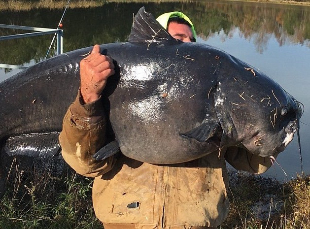 Riahn Brewington ôm chặt chiến lợi phẩm của mình.