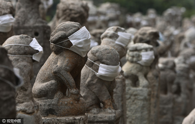 Không khí ô nhiễm, sư tử đá Trung Quốc được... đeo khẩu trang