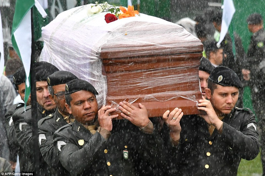 Nước mưa hòa nước mắt ở lễ tưởng niệm 19 cầu thủ Chapecoense