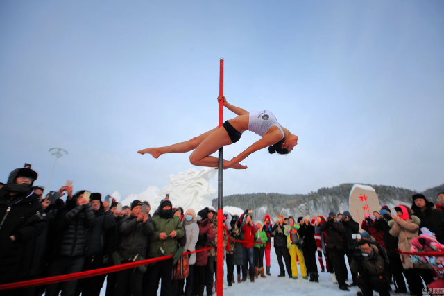 Mỹ nữ Trung Quốc múa cột dưới trời âm 33 độ