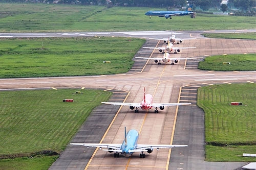 Cảnh xếp hàng đợi lượt bay ở Tân Sơn Nhất 