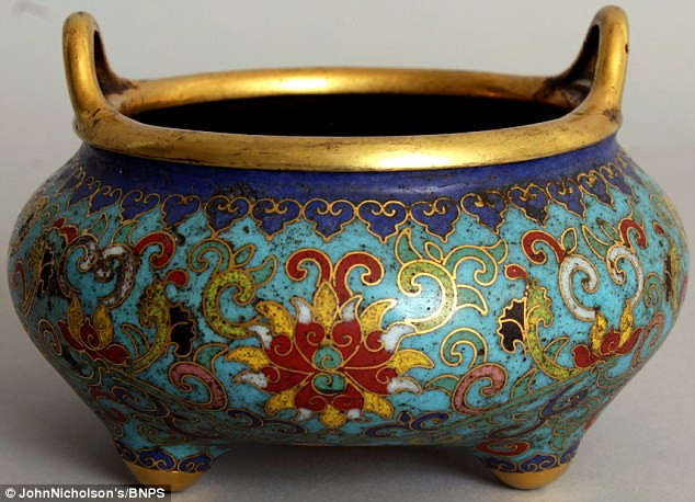 Chiếc lư hương quý này từng bị tưởng nhầm là một chiếc bát.