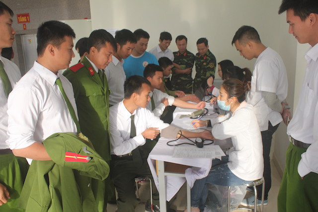 Học viên quân đội hiến máu cứu người