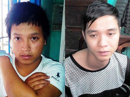 Trần Gia Tân (áo phông màu sáng) và Lê Văn Nghệ tại cơ quan công an. 