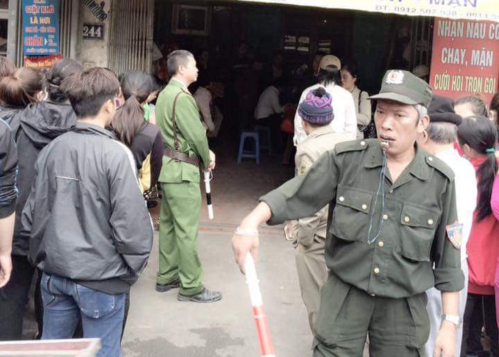 Bên ngoài ngôi nhà xảy ra vụ việc.