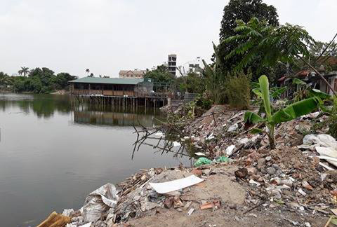 Ngang nhiên xây nhà trái phép trên hồ sen Đầm Trị