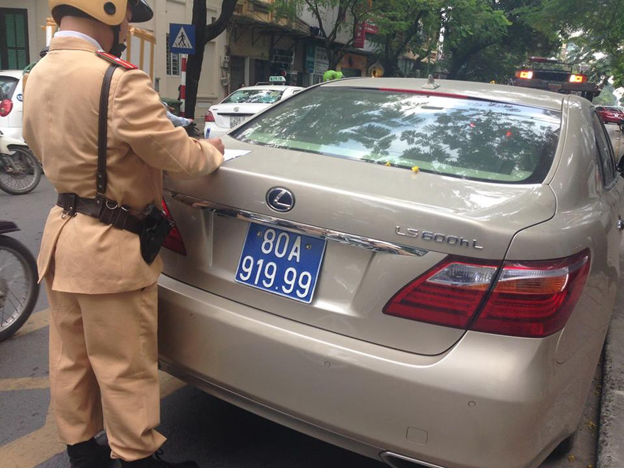 Chiếc xe đeo biển giả cho oai?