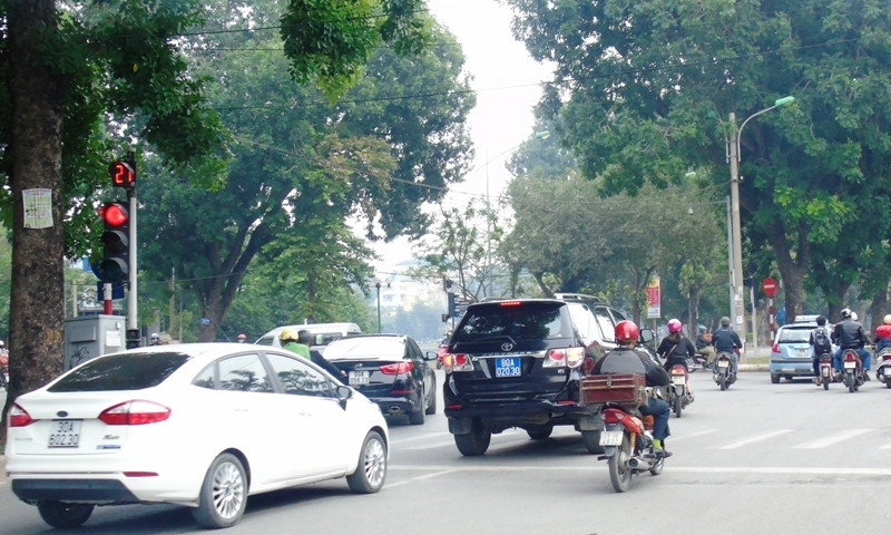 Xe biển xanh vượt đèn đỏ dù phía trước có camera giao thông. Ảnh: Xuân Ân.