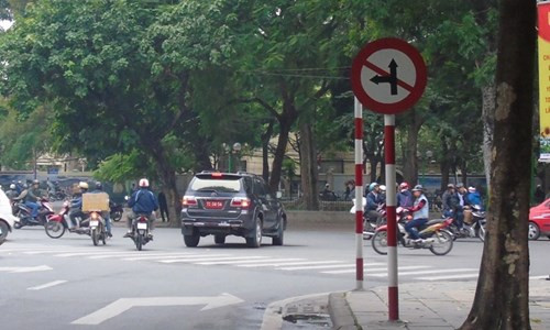 Xe biển đỏ không chấp hành biển chỉ dẫn giao thông. Ảnh: Xuân Ân