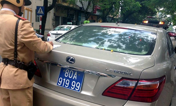 Chiếc lexus tiền tỷ mang biển siêu đẹp bị lực lượng CSGT lập biên bản