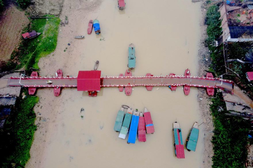 Toàn cảnh cầu phao Lương Phúc. Ảnh: Đ.H