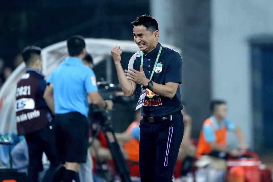 FIFA 'tặng quà' đặc biệt cho HLV Kiatisak 