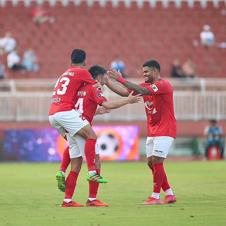 HLV Polking ngất ngây với Lee Nguyễn