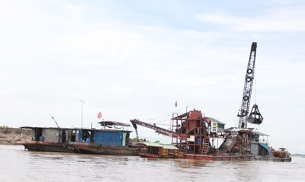 Hình ảnh khai thác cát trái phép do PV Tiền Phong ghi lại. Ảnh: Minh Đức