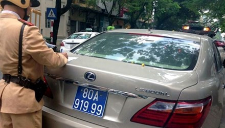 Lực lượng CSGT xử lý ô tô đeo BKS giả trên đường Lê Duẩn, Đống Đa, HN.