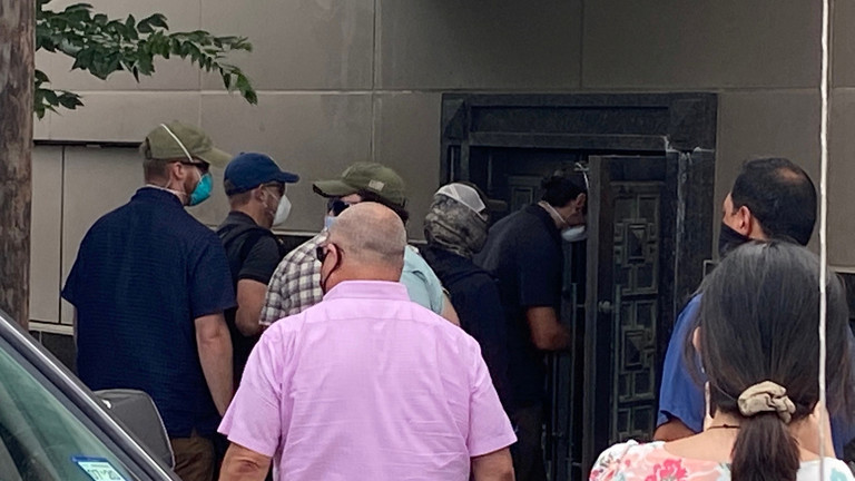 Các quan chức Mỹ phá cửa tòa nhà từng là lãnh sự quán Trung Quốc. Ảnh: Reuters