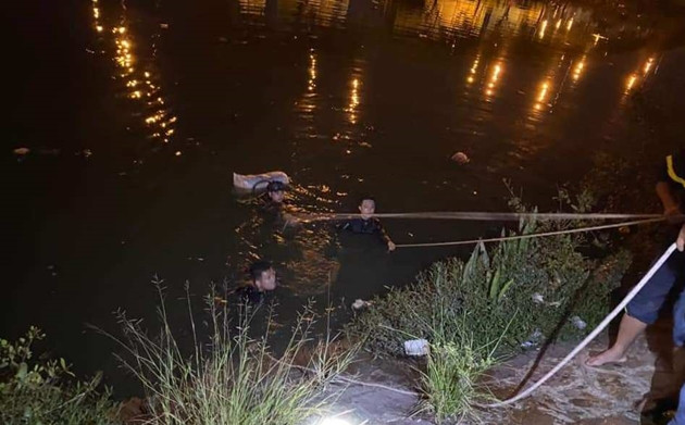 Lực lượng chức năng tìm kiếm nạn nhân. 