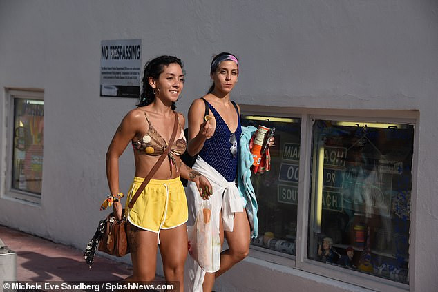 Dân Mỹ tiếp tục đổ về các bãi biển bất chấp sự gia tăng đáng lo ngại về số ca mắc COVID-19.