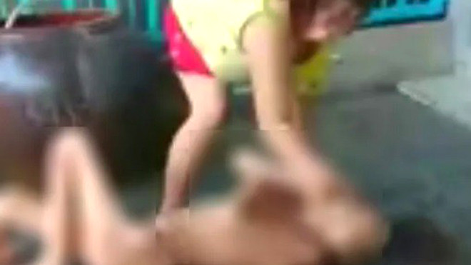 Bà Mai đã hành hạ, chửi bới trong lúc tắm rửa cho mẹ ruột của mình vá mắng "chết sớm đi". Ảnh cắt từ clip