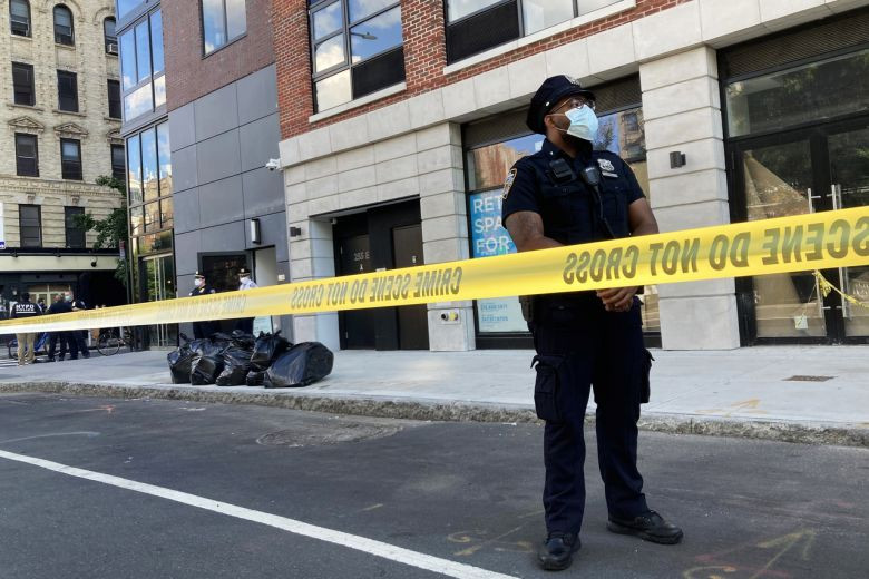 Cảnh sát phong toả toà chung cư nơi phát hiện thi thể Saleh. Ảnh: NY Times