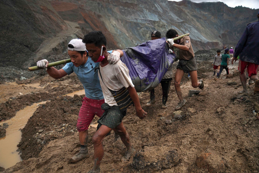 Lực lượng cứu hộ thu thập thi thể. Ảnh: AP