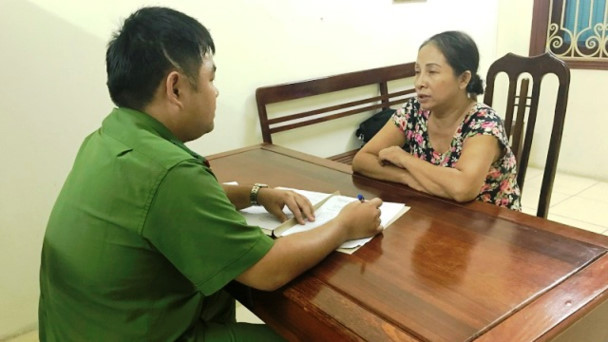 Hoàng Thị Xuyến tại cơ quan công an. Ảnh: NT
