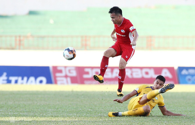 Hồ Khắc Ngọc in dấu giày trong cả hai bàn thắng vào lưới đội bóng cũ SLNA. Ảnh: Vnexpress