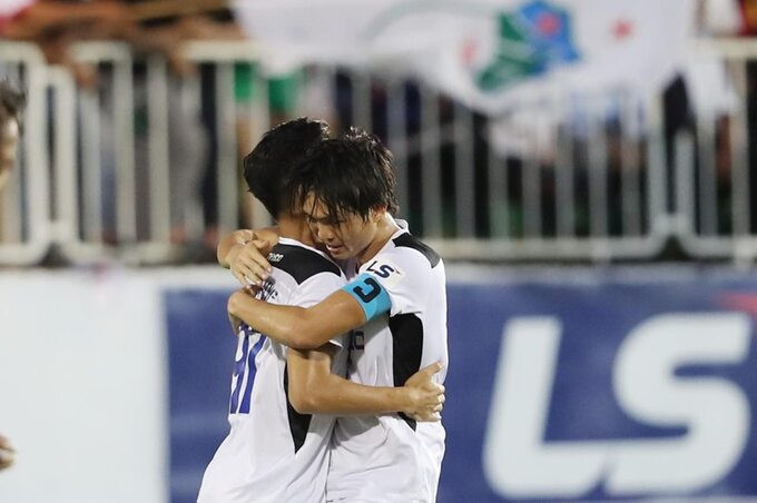 Đội trưởng Tuấn Anh (phải) ghi bàn cho HAGL. Ảnh Vnexpress