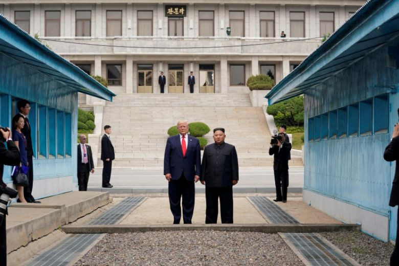 Chủ tịch Triều Tiên Kim Jong-un và Tổng thống Mỹ Donald Trump gặp gỡ tại làng Bàn Môn Điếm hôm 30/6. Ảnh: Reuters